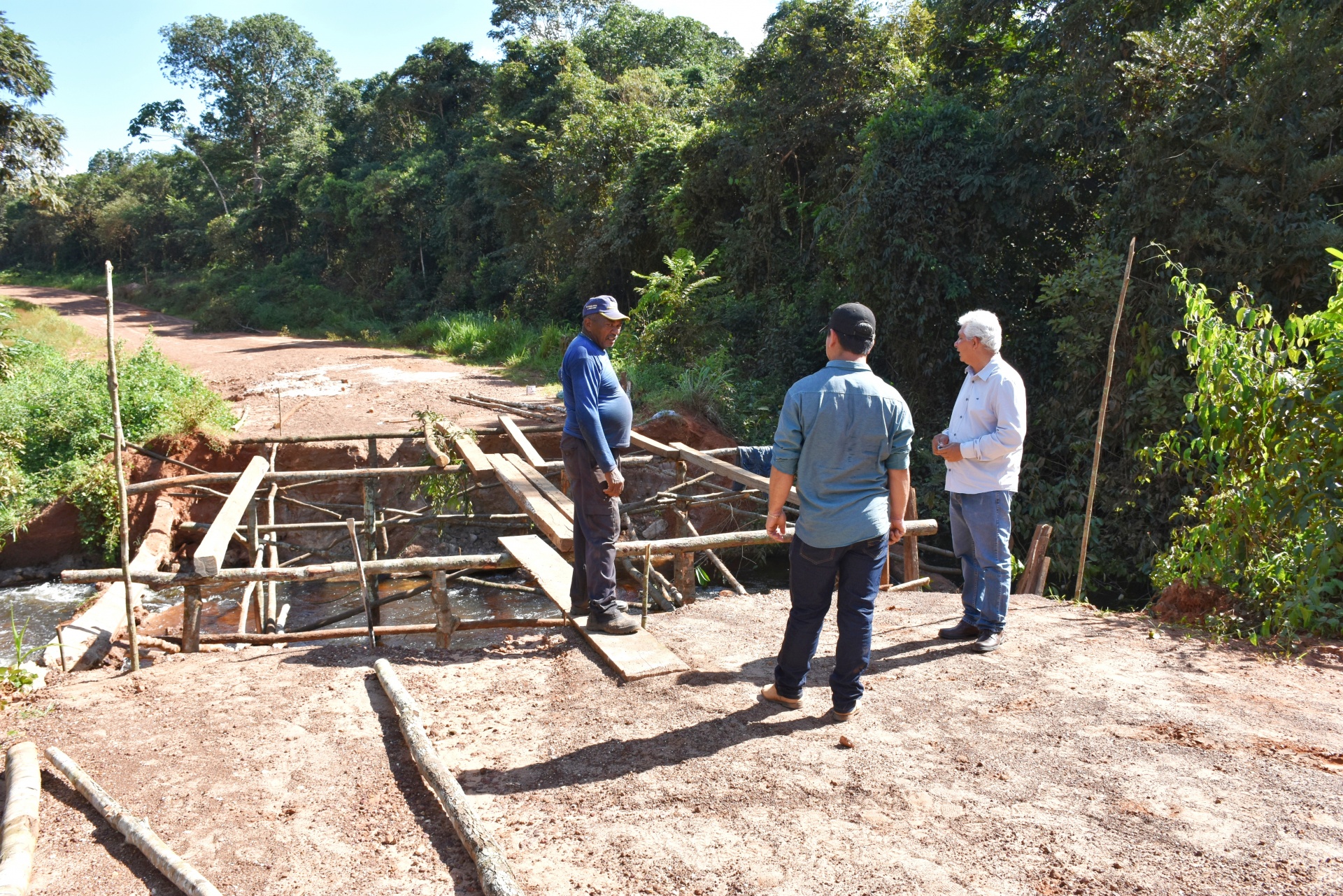 Ponte de madeira começa a ser construída no Mirassol