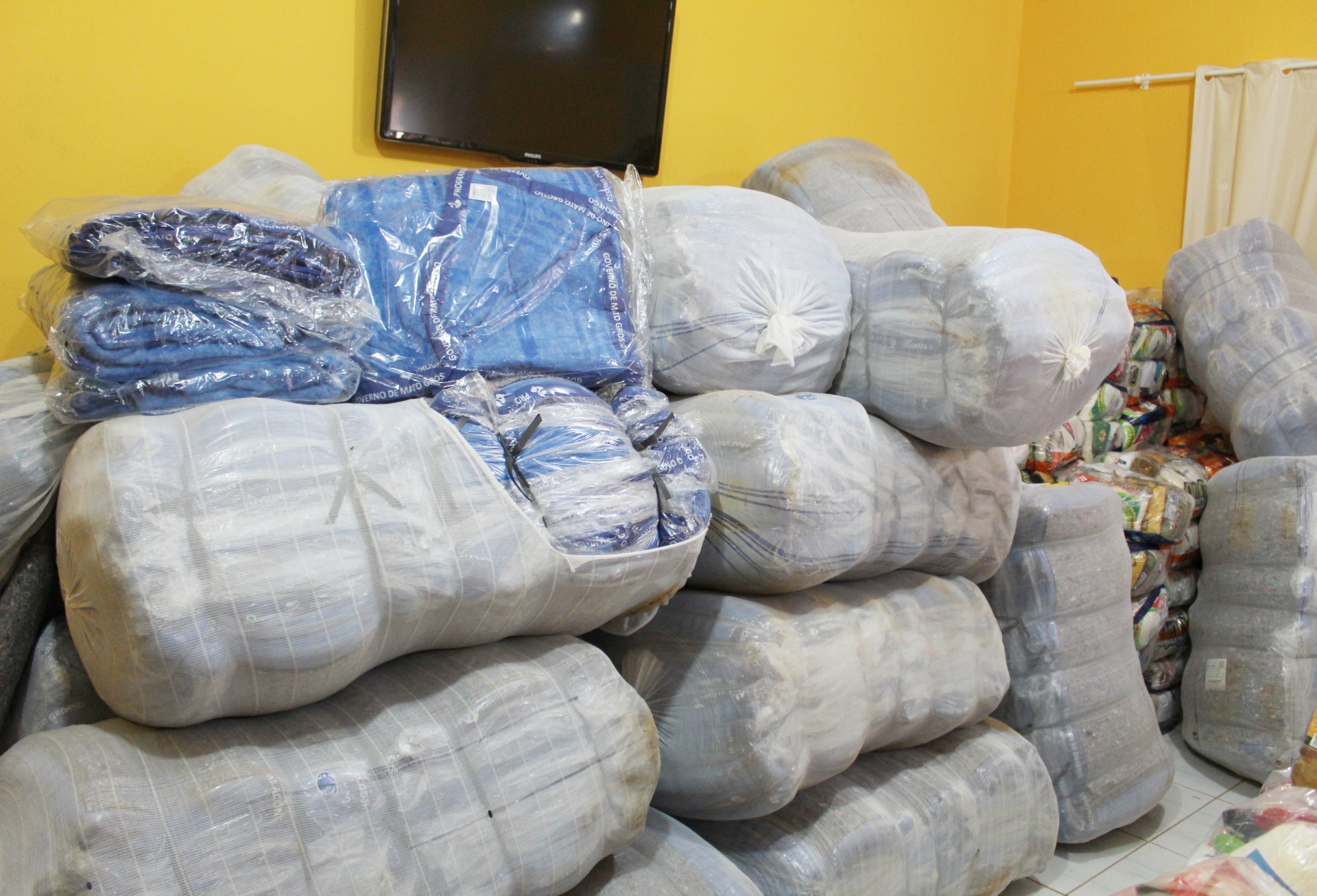 Prefeitura de Gaúcha do Norte recebe 350 cobertores do Governo do Estado